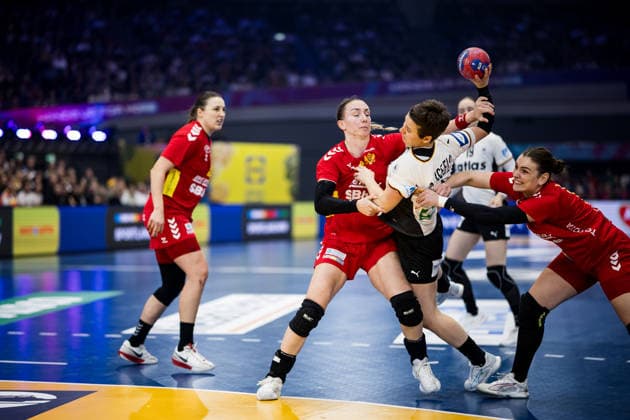 DORTMUND, GERMANY - DECEMBER 4: Alina Grijseels (Germany, 4) with the ball, tries to score during the 27th IHF Women’s World Handball Championship match between Montenegro vs. Germany at Westfalenhalle on matchday 3 of the main round of the 27th IHF Women’s World Handball Championship on December 4, 2025 in Dortmund, Germany. North Rhine Westphalia Germany Copyright: xBEAUTIFULxSPORTS Wunderlx