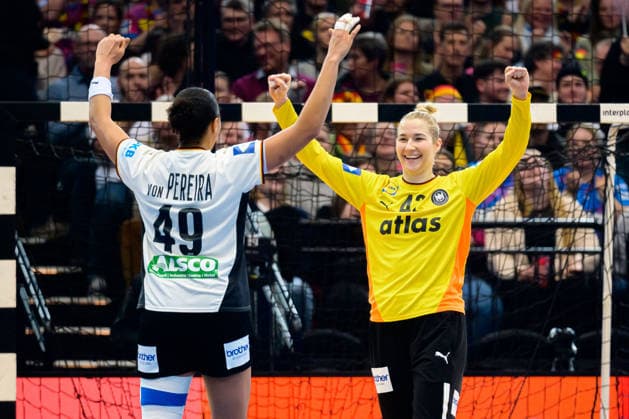 Handball, Womens World Championship, Main Round Montenegro Germany Aimee von Pereira Germany , Goalkeeper Katharina Filter Germany Jubel Freude Emotion Dortmund Westfalenhalle Nordrhein Westfalen Germany
