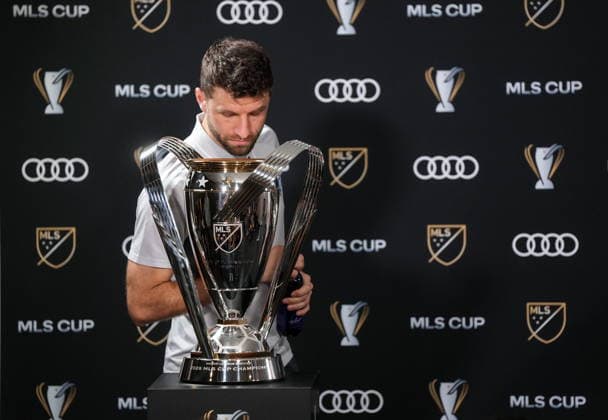 December 4, 2025, Fort Lauderdale, Fl, UNITED STATES: Vancouver Whitecaps Thomas Muller looks inside the MLS, Fussball Herren, USA Cup trophy as he arrives for a news conference ahead of the MLS Cup final soccer match, in Fort Lauderdale, Fla., Thursday, Dec. 4, 2025. Canada News - December 4, 2025 - ZUMAc35_ 20251204_zaf_c35_034 Copyright: xDarrylxDyckx