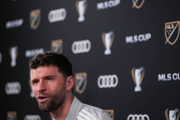 December 4, 2025, Fort Lauderdale, Fl, UNITED STATES: Vancouver Whitecaps Thomas Muller speaks during a news conference ahead of the MLS, Fussball Herren, USA Cup final soccer match, in Fort Lauderdale, Fla., Thursday, Dec. 4, 2025. Canada News - December 4, 2025 - ZUMAc35_ 20251204_zaf_c35_035 Copyright: xDarrylxDyckx