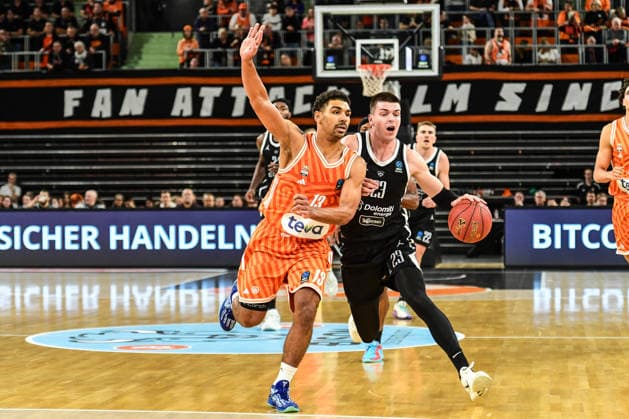 BKT Euro Cup; Ratiopharm Ulm gegen Dolomiti Energia Trento, Ratiopharm Arena Ulm 04.12.2025 Andrej Jakimovski (Dolomiti Energia Trento, 23) gegen Mark Smith (ratiopharm Ulm, 13) Ulm 04.12.2025 - 9. Spieltag BKT EuroCup, Ratiopharm Ulm gegen Dolomiti Energia Trento, Ratiopharm Arena Ulm Copyright: xBEAUTIFULxSPORTS Märklx