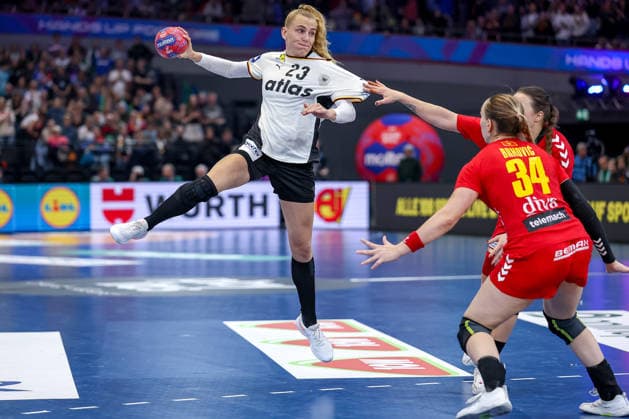 04 12 2025, Handball World Championship Women, Main Round, Germany Montenegro, 27th IHF Women s Handball World Championship, Westfalenhalle Dortmund Annika Lott GER 23 throws on goal North Rhine-Westphalia Germany