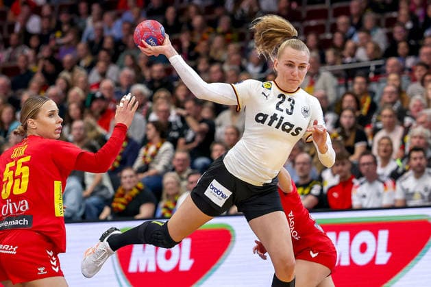 04 12 2025, Handball World Championship Women, Main Round, Germany Montenegro, 27th IHF Women s Handball World Championship, Westfalenhalle Dortmund Annika Lott GER 23 in duel against Andrijana Tatar Montenegro 55 throws on goal North Rhine-Westphalia Germany