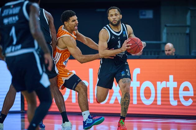 Mark Smith ratiopharm ulm, 13 , Devante Jones Dolomiti Energia Trento, 03 GER, ratiopharm ulm vs Dolomiti Energia Trento, Basketball, Matchday 9, BKT EuroCup, Season 2025 2026, 04 12 2025 GER, ratiopharm ulm vs Dolomiti Energia Trento, Basketball, Matchday 9, BKT EuroCup, Season 2025 2026, 04 12 2025 New Ulm Copyright: xEibner-Pressefoto GeraldxOelze-dexStoppanyx EP_ODS