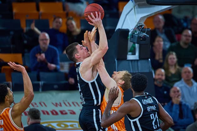 Basket shot Andrej Jakimovski Dolomiti Energia Trento, 23 against Christian Sengfelder ratiopharm ulm, 43 GER, ratiopharm ulm vs Dolomiti Energia Trento, Basketball, Matchday 9, BKT EuroCup, Season 2025 2026, 04 12 2025 GER, ratiopharm ulm vs Dolomiti Energia Trento, Basketball, Matchday 9, BKT EuroCup, Season 2025 2026, 04 12 2025 New Ulm Copyright: xEibner-Pressefoto GeraldxOelze-dexStoppanyx EP_ODS