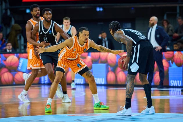 Defense Nelson Weidemann ratiopharm ulm, 00 vs Khalif Battle Dolomiti Energia Trento, 99 GER, ratiopharm ulm vs Dolomiti Energia Trento, Basketball, Matchday 9, BKT EuroCup, Season 2025 2026, 04 12 2025 GER, ratiopharm ulm vs Dolomiti Energia Trento, Basketball, Matchday 9, BKT EuroCup, Season 2025 2026, 04 12 2025 New Ulm Copyright: xEibner-Pressefoto GeraldxOelze-dexStoppanyx EP_ODS