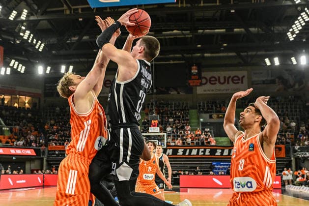 BKT Euro Cup Ratiopharm Ulm against Dolomiti Energia Trento, Ratiopharm Arena Ulm 04 12 2025 Selom Mawugbe Dolomiti Energia Trento, 21 at the basket, Christian Sengfelder ratiopharm Ulm, 43 in defense Ulm 04 12 2025 9 Matchday BKT EuroCup, Ratiopharm Ulm against Dolomiti Energia Trento, Ratiopharm Arena Ulm Copyright: xBEAUTIFULxSPORTS Märklx