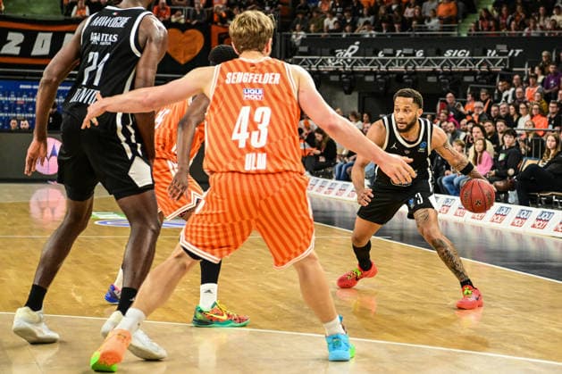 BKT Euro Cup Ratiopharm Ulm against Dolomiti Energia Trento, Ratiopharm Arena Ulm 04 12 2025 DeVante Jones Dolomiti Energia Trento, 3 against Christian Sengfelder ratiopharm Ulm, 43 Ulm 04 12 2025 9 Matchday BKT EuroCup, Ratiopharm Ulm against Dolomiti Energia Trento, Ratiopharm Arena Ulm Copyright: xBEAUTIFULxSPORTS Märklx