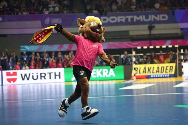 GER, Dortmund, 27th Wommens World Championship 2025, Main Round, Group II, 2 Round Round Montenegro MNE vs Germany GER 04 12 2025, Westfalenhalle, Dortmund, GER, Dortmund, 27th Wommens World Championship 2025, Main Round, Group II, 2 Round Round Montenegro MNE vs Germany GER , in the picture The mascot of the 2025 IHF Women™s World Championship, i.e. the Womens Handball World Championship 2025 in Germany and the Netherlands, is called Hanniball nordphotoxGmbHx xMeuter nph00351