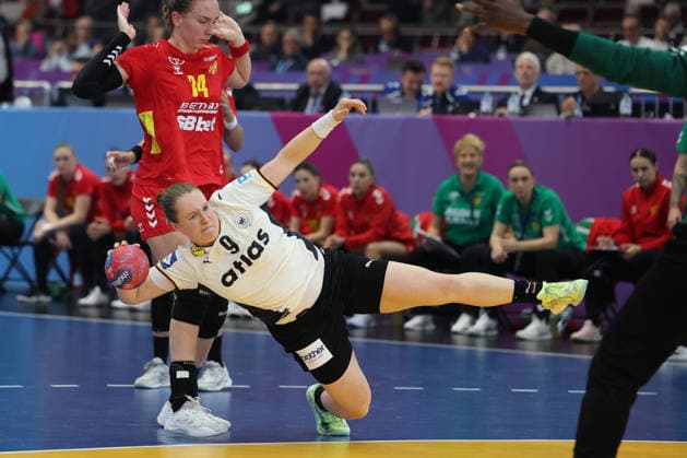 GER, Dortmund, 27th Wommens World Championship 2025, Main Round, Group II, 2 Round Round Montenegro MNE vs Germany GER 04 12 2025, Westfalenhalle, Dortmund, GER, Dortmund, 27th Wommens World Championship 2025, Main Round, Group II, 2 Round Round Montenegro MNE vs Germany GER , in the picture Lisa Antl Ger 9 , free in front of the goal nordphotoxGmbHx xMeuter nph00351