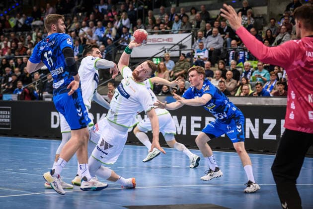 Nikola Grahovac HSG Wetzlar, 02 between Samuel Roethlisberger TVB Stuttgart, 17 and Jakob Nigg TVB Stuttgart, 57 GER, TVB 1898 Stuttgart HSG Wetzlar, DAIKIN HBL, Handball, Bundesliga, 11 Matchday, Season 2025 2026, 04 12 2025 GER, TVB 1898 Stuttgart HSG Wetzlar, DAIKIN HBL, Handball, Bundesliga, 11 Matchday, Season 2025 2026, 04 12 2025 Stuttgart Copyright: xSandyxDinkelackerx EP_SDR