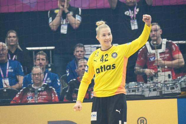 04 12 2025 xkhx Dormund, Westfallenhalle, international womens handball world championship main round handball national team Germany vs. national team Montenegro cheering goalkeeper Katharina Filter GER
