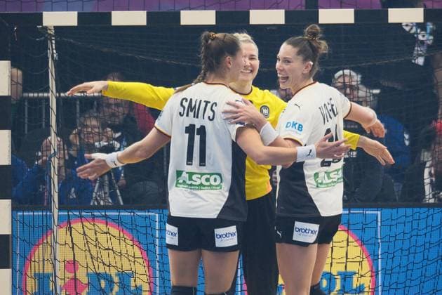 04 12 2025 xkhx Dormund, Westfallenhalle, international womens handball world championship main round handball national team Germany vs. national team Montenegro cheering goalkeeper Katharina Filter GER , Xenia Smits GER , Emily Vogel GER