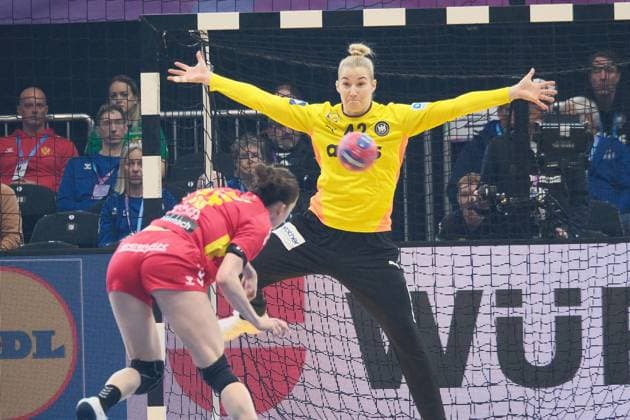 04 12 2025 xkhx Dormund, Westfallenhalle, international womens handball world championship main round handball national team Germany vs. national team Montenegro goalkeeper Katharina Filter GER