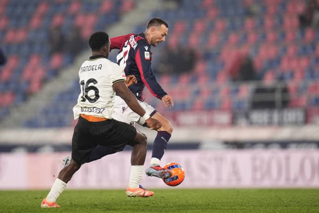 Bologna s Federico Bernardeschi fights for the ball with ParmaÕs Lamine Mandela Keita during the round of 16 Frecciarossa Italian Cup 2025 2026 soccer match between Bologna and Parma at Renato DallÕAra Stadium in Bologna, North Italy, Thursday, December 4, 2025. Soccer  Copyright: xMassimoxPaolone LaPressex