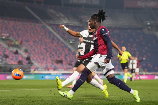 Bologna s Jonathan Rowe fights for the ball with ParmaÕs Sascha Britschgi during the round of 16 Frecciarossa Italian Cup 2025 2026 soccer match between Bologna and Parma at Renato DallÕAra Stadium in Bologna, North Italy, Thursday, December 4, 2025. Soccer  Copyright: xMassimoxPaolone LaPressex