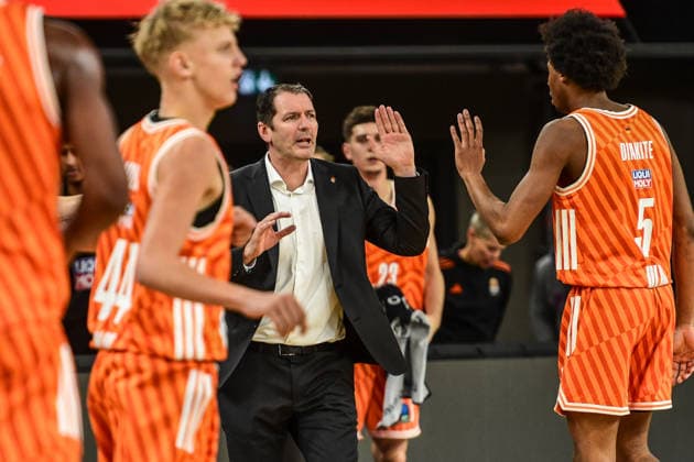 BKT Euro Cup Ratiopharm Ulm against Dolomiti Energia Trento, Ratiopharm Arena Ulm 04 12 2025 Coach Ty Harrelson ratiopharm Ulm and Mohamed Diakite ratiopharm Ulm, 5 Ulm 04 12 2025 9 Matchday BKT EuroCup, Ratiopharm Ulm against Dolomiti Energia Trento, Ratiopharm Arena Ulm Copyright: xBEAUTIFULxSPORTS Märklx