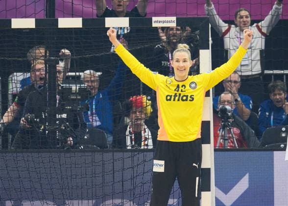 04 12 2025 xkhx Dormund, Westfallenhalle, international womens handball world championship main round handball national team Germany vs. national team Montenegro goalkeeper Katharina Filter GER cheering