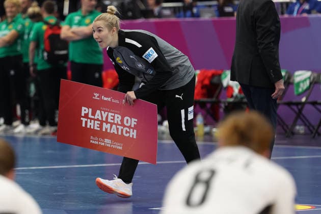 GER, Dortmund, 27th Wommens World Championship 2025, Main Round, Group II, 2 Round Round Montenegro MNE vs Germany GER 04 12 2025, Westfalenhalle, Dortmund, GER, Dortmund, 27th Wommens World Championship 2025, Main Round, Group II, 2 Round Round Montenegro MNE vs Germany GER , in the picture player of the Match Katharina Filter Torhueterin Ger 42 , nordphotoxGmbHx xMeuter nph00351