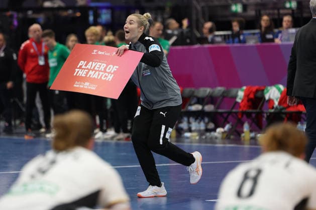GER, Dortmund, 27th Wommens World Championship 2025, Main Round, Group II, 2 Round Round Montenegro MNE vs Germany GER 04 12 2025, Westfalenhalle, Dortmund, GER, Dortmund, 27th Wommens World Championship 2025, Main Round, Group II, 2 Round Round Montenegro MNE vs Germany GER , in the picture player of the Match Katharina Filter Torhueterin Ger 42 , nordphotoxGmbHx xMeuter nph00351
