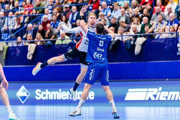 v l Simon Pytlick SG Flensburg Handewitt, 02 , Frederik Simak TBV Lemgo Lippe, 08 GER, TBV Lemgo Lippe vs SG Flensburg Handewitt, Handball, 1 Bundesliga, Matchday 15, Season 2025 2026, 04 12 2025 GER, TBV Lemgo Lippe vs SG Flensburg Handewitt, Handball, 1 Bundesliga, Matchday 15, Season 2025 2026, 04 12 2025 Lemgo Copyright: xEibner-Pressefoto JanxRollingerx EP_JSK