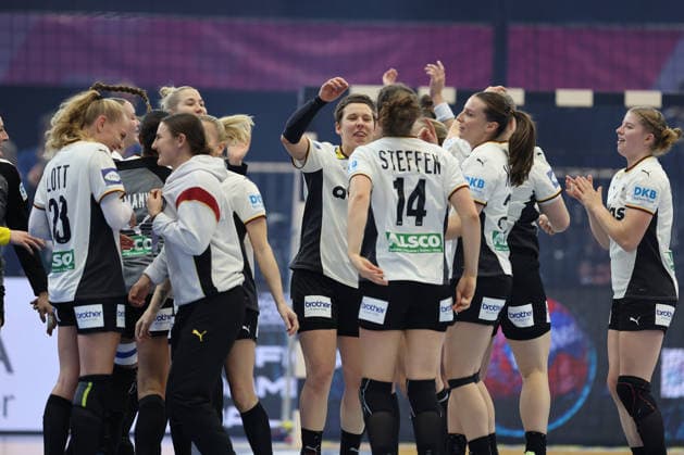 GER, Dortmund, 27th Wommens World Championship 2025, Main Round, Group II, 2 Round Round Montenegro MNE vs Germany GER 04 12 2025, Westfalenhalle, Dortmund, GER, Dortmund, 27th Wommens World Championship 2025, Main Round, Group II, 2 Round Round Montenegro MNE vs Germany GER , in the picture the German ladies are happy about the high victory and the entry into the quarterfinals nordphotoxGmbHx xMeuter nph00351
