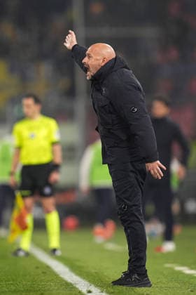 Bologna s head coach Vincenzo Italiano shouts instructions to his players during the round of 16 Frecciarossa Italian Cup 2025 2026 soccer match between Bologna and Parma at Renato DallÕAra Stadium in Bologna, North Italy, Thursday, December 4, 2025. Soccer  Copyright: xMassimoxPaolone LaPressex