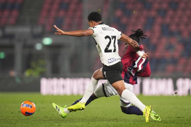 Bologna s Jonathan Rowe fights for the ball with ParmaÕs Sascha Britschgi during the round of 16 Frecciarossa Italian Cup 2025 2026 soccer match between Bologna and Parma at Renato DallÕAra Stadium in Bologna, North Italy, Thursday, December 4, 2025. Soccer  Copyright: xMassimoxPaolone LaPressex