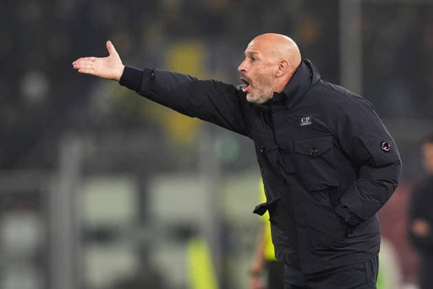 Bologna s head coach Vincenzo Italiano shouts instructions to his players during the round of 16 Frecciarossa Italian Cup 2025 2026 soccer match between Bologna and Parma at Renato DallÕAra Stadium in Bologna, North Italy, Thursday, December 4, 2025. Soccer  Copyright: xMassimoxPaolone LaPressex