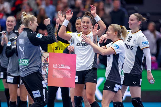 04 12 2025, Handball World Championship Women, Main Round, Germany Montenegro, 27th IHF Women s Handball World Championship, Westfalenhalle Dortmund The German national team stands together in celebration after the victory and celebrates their progress to the quarter-finals Katharina Filter GER 42 is Player of the Match North Rhine-Westphalia Germany