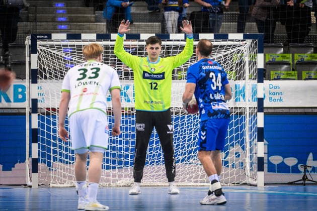 Anadin Suljakovic HSG Wetzlar, 12 vs Kai Haefner TVB Stuttgart, 34 GER, TVB 1898 Stuttgart HSG Wetzlar, DAIKIN HBL, Handball, Bundesliga, Matchday 11, Season 2025 2026, 04 12 2025 GER, TVB 1898 Stuttgart HSG Wetzlar, DAIKIN HBL, Handball, Bundesliga, Matchday 11, Season 2025 2026, 04 12 2025 Stuttgart Copyright: xSandyxDinkelackerx EP_SDR