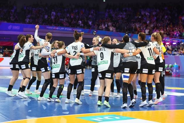 The German team celebrates the victory against Montenegro Germany vs Montenegro, Handball, Womens World Championship, 04 12 2025 Germany vs Montenegro, Handball, Womens World Championship, 04 12 2025 Dortmund Copyright: xEibner-Pressefotox EP_RWS
