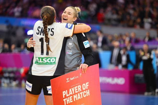 Xenia Smits Germany, left hugs Katharina Filter Germany Germany vs. Montenegro, Handball, Womens World Championship, 04 12 2025 Germany vs. Montenegro, Handball, Womens World Championship, 04 12 2025 Dortmund Copyright: xEibner-Pressefotox EP_RWS