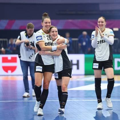 Emily Vogel Germany, left hugs Alexia Hauf Germany Germany vs. Montenegro, Handball, Womens World Championship, 04 12 2025 Germany vs. Montenegro, Handball, Womens World Championship, 04 12 2025 Dortmund Copyright: xEibner-Pressefotox EP_RWS