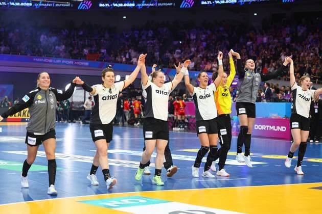 The German team celebrates the victory against Montenegro Germany vs Montenegro, Handball, Womens World Championship, 04 12 2025 Germany vs Montenegro, Handball, Womens World Championship, 04 12 2025 Dortmund Copyright: xEibner-Pressefotox EP_RWS