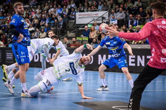 Nikola Grahovac HSG Wetzlar, 02 between Samuel Roethlisberger TVB Stuttgart, 17 and Jakob Nigg TVB Stuttgart, 57 , in goal Luka Krnokapic TVB Stuttgart, 01 GER, TVB 1898 Stuttgart HSG Wetzlar, DAIKIN HBL, Handball, Bundesliga, Matchday 11, Season 2025 2026, 04 12 2025 GER, TVB 1898 Stuttgart HSG Wetzlar, DAIKIN HBL, Handball, Bundesliga, Matchday 11, Season 2025 2026, 04 12 2025 Stuttgart Copyright: xSandyxDinkelackerx EP_SDR
