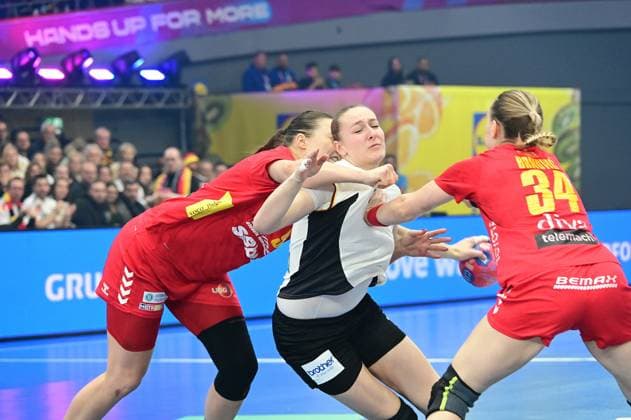 04 12 2025 xkhx Dormund, Westfallenhalle, international womens handball world championship main round handball national team Germany vs. national team Montenegro Djurdjina Jaukovic Montenegro 09 and Tatjana Brnovic Montenegro 34 vs. Viola Leuchter GER
