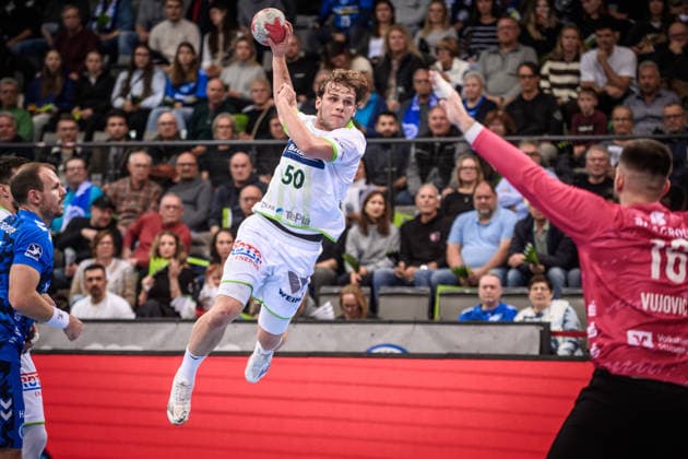Lion Zacharias HSG Wetzlar, 50 vs Miljan Vujovic TVB Stuttgart, 16 GER, TVB 1898 Stuttgart HSG Wetzlar, DAIKIN HBL, Handball, Bundesliga, Matchday 11, Season 2025 2026, 04 12 2025 GER, TVB 1898 Stuttgart HSG Wetzlar, DAIKIN HBL, Handball, Bundesliga, Matchday 11, Season 2025 2026, 04 12 2025 Stuttgart Copyright: xSandyxDinkelackerx EP_SDR