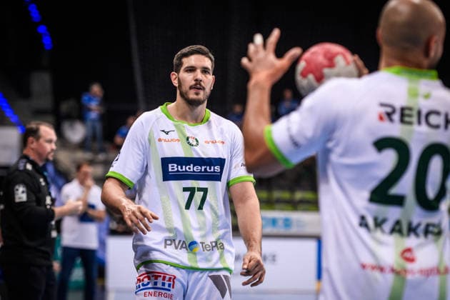 Stefan Cavor HSG Wetzlar, 77 looks on David Cyrill Akakpo HSG Wetzlar, 20 GER, TVB 1898 Stuttgart HSG Wetzlar, DAIKIN HBL, Handball, Bundesliga, Matchday 11, Season 2025 2026, 04 12 2025 GER, TVB 1898 Stuttgart HSG Wetzlar, DAIKIN HBL, Handball, Bundesliga, Matchday 11, Season 2025 2026, 04 12 2025 Stuttgart Copyright: xSandyxDinkelackerx EP_SDR