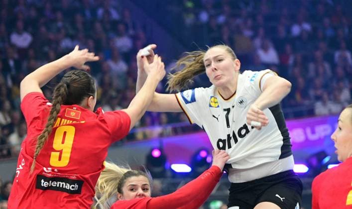 04.12.2025 xkhx Dormund, Westfallenhalle, Länderspiel Handball-WM der Frauen Hauptrunde Handball-Nationalmannschaft Deutschland gegen Nationalteam Montenegro Djurdjina Jaukovic (Montenegro 09) gegen Viola Leuchter (GER)