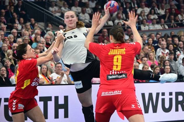 04.12.2025 xkhx Dormund, Westfallenhalle, Länderspiel Handball-WM der Frauen Hauptrunde Handball-Nationalmannschaft Deutschland gegen Nationalteam Montenegro Djurdjina Jaukovic (Montenegro 09) und Tatjana Brnovic (Montenegro 34) gegen Viola Leuchter (GER)