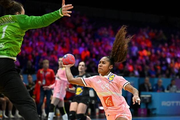2025.12.04 Rotterdam pilka reczna kobiet Mistrzostwa Swiata Francja - Austria N z Suzanne Wajoka Foto Lukasz Laskowski PressFocus 2025.12.04 Rotterdam IHF WomenÕs Handball World Championship, WM, Weltmeisterschaft France v Austria Suzanne Wajoka Credit: Lukasz Laskowski PressFocus NEWSPIX.PL --- newspix.pl 