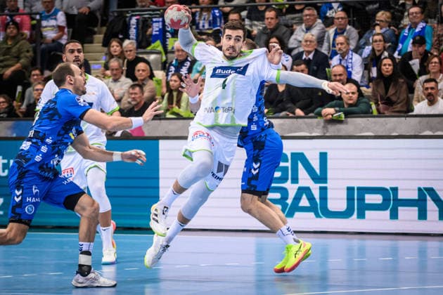 Filip Vistorop HSG Wetzlar, 04 vs Simone Mengon TVB Stuttgart, 15 hidden, left Kai Haefner TVB Stuttgart, 34 GER, TVB 1898 Stuttgart HSG Wetzlar, DAIKIN HBL, Handball, Bundesliga, Matchday 11, Season 2025 2026, 04 12 2025 GER, TVB 1898 Stuttgart HSG Wetzlar, DAIKIN HBL, Handball, Bundesliga, Matchday 11, Season 2025 2026, 04 12 2025 Stuttgart Copyright: xSandyxDinkelackerx EP_SDR