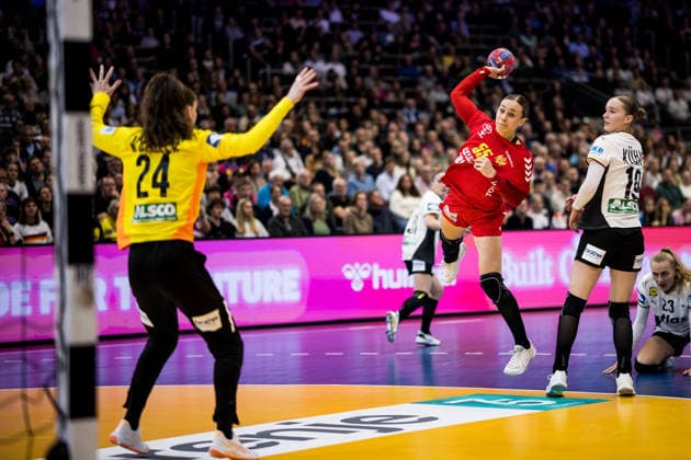DORTMUND, GERMANY - DECEMBER 4: Andrijana Tatar (Montenegro, 55) with the ball, tries to score during the 27th IHF Women’s World Handball Championship match between Montenegro vs. Germany at Westfalenhalle on matchday 3 of the main round of the 27th IHF Women’s World Handball Championship on December 4, 2025 in Dortmund, Germany. North Rhine Westphalia Germany Copyright: xBEAUTIFULxSPORTS Wunderlx