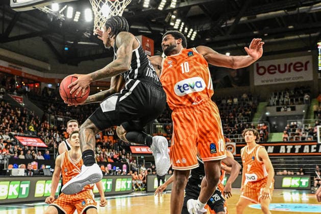 BKT Euro Cup Ratiopharm Ulm against Dolomiti Energia Trento, Ratiopharm Arena Ulm 04 12 2025 Khalif Battle Dolomiti Energia Trento, 99 at the basket and Malik Osborne ratiopharm Ulm, 10 in defense Ulm 04 12 2025 9 Matchday BKT EuroCup, Ratiopharm Ulm against Dolomiti Energia Trento, Ratiopharm Arena Ulm Copyright: xBEAUTIFULxSPORTS Märklx