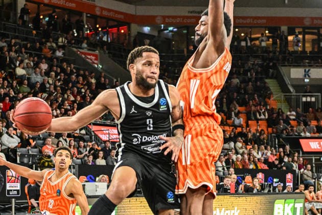 BKT Euro Cup Ratiopharm Ulm against Dolomiti Energia Trento, Ratiopharm Arena Ulm 04 12 2025 DeVante Jones Dolomiti Energia Trento, 3 blocked by Malik Osborne ratiopharm Ulm, 10 Ulm 04 12 2025 9 Matchday BKT EuroCup, Ratiopharm Ulm against Dolomiti Energia Trento, Ratiopharm Arena Ulm Copyright: xBEAUTIFULxSPORTS Märklx