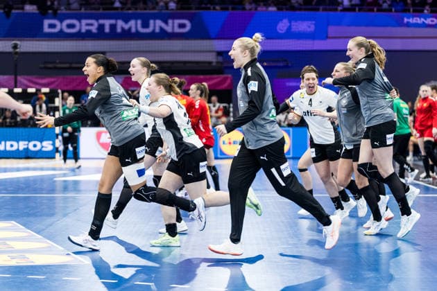 DORTMUND, GERMANY - DECEMBER 4: The players of Germany celebrate the win of the 27th IHF Women’s World Handball Championship match between Montenegro vs. Germany at Westfalenhalle on matchday 3 of the main round of the 27th IHF Women’s World Handball Championship on December 4, 2025 in Dortmund, Germany. North Rhine Westphalia Germany Copyright: xBEAUTIFULxSPORTS Wunderlx