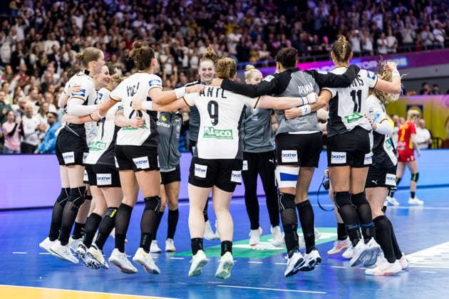 DORTMUND, GERMANY - DECEMBER 4: The players of Germany celebrate the win of the 27th IHF Women’s World Handball Championship match between Montenegro vs. Germany at Westfalenhalle on matchday 3 of the main round of the 27th IHF Women’s World Handball Championship on December 4, 2025 in Dortmund, Germany. North Rhine Westphalia Germany Copyright: xBEAUTIFULxSPORTS Wunderlx
