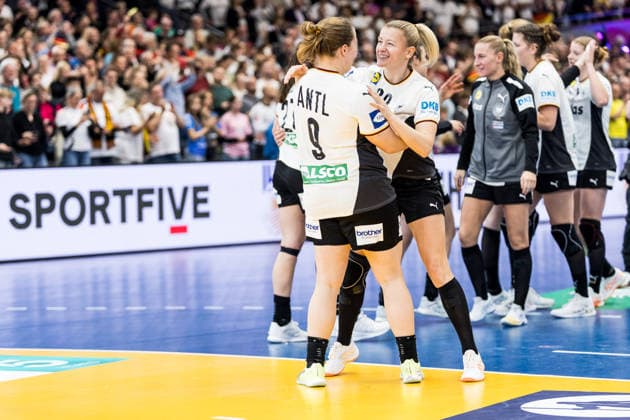 DORTMUND, GERMANY - DECEMBER 4: The players of Germany celebrate the win of the 27th IHF Women’s World Handball Championship match between Montenegro vs. Germany at Westfalenhalle on matchday 3 of the main round of the 27th IHF Women’s World Handball Championship on December 4, 2025 in Dortmund, Germany. Lisa Antl (Germany, 9), Antje Doell (Germany, 29) North Rhine Westphalia Germany Copyright: xBEAUTIFULxSPORTS Wunderlx