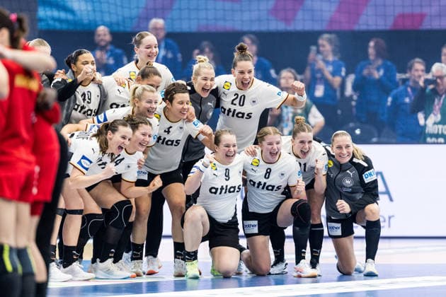 Sport Bilder des Tages DORTMUND, GERMANY - DECEMBER 4: The players of Germany celebrate the win of the 27th IHF Women’s World Handball Championship match between Montenegro vs. Germany at Westfalenhalle on matchday 3 of the main round of the 27th IHF Women’s World Handball Championship on December 4, 2025 in Dortmund, Germany. North Rhine Westphalia Germany Copyright: xBEAUTIFULxSPORTS Wunderlx
